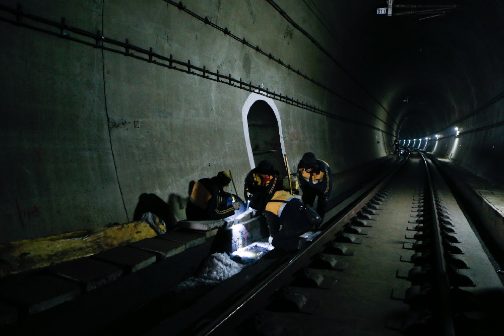 西秀铁路运营隧道病害现状